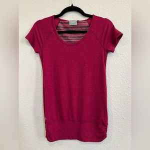 Athleta Saturnalia Short Sleeve Athletic T Shirt Fitted Stretch burgundy XXS
